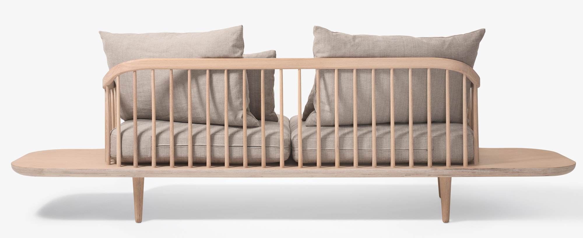 AndTradition Fly Sofa: Skandinavisches 2-Sitzer Lounge Sofa aus Eiche mit hellgrauen Kissen, modernes Möbeldesign.
