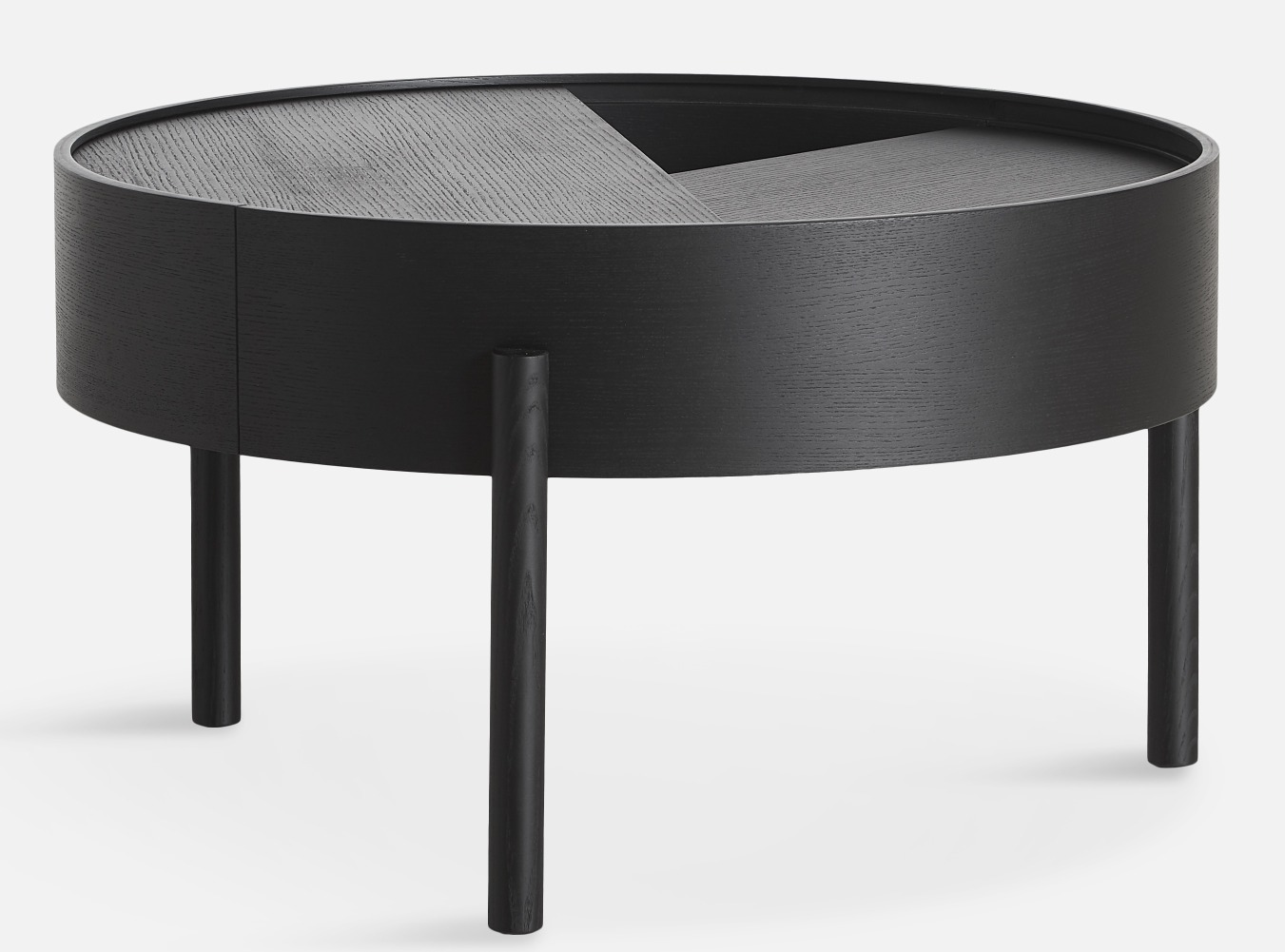 Schwarzer Arc Couchtisch von Woud, runder Beistelltisch aus Holz mit drei Beinen.