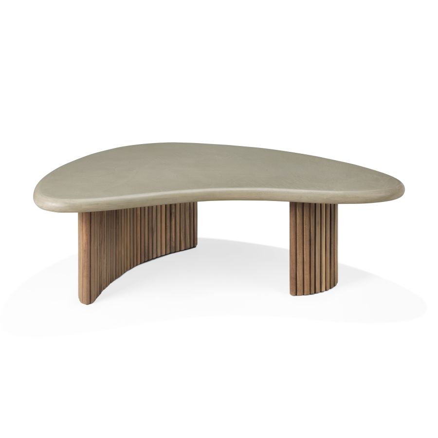 Ethnicraft Couchtisch Boomerang für Outdoor: Beton-Tischplatte mit Teakholz-Beinen, modernes Design für Garten und Terrasse.
