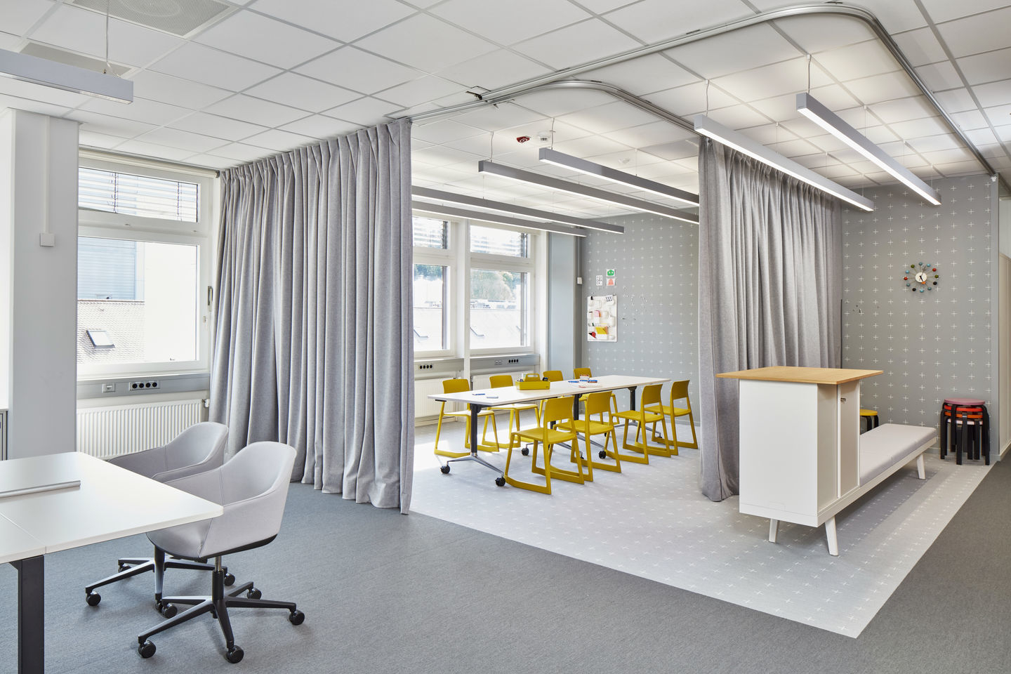 Vitra Softshell Chair mit Fünfsternfuß in einem modern eingerichteten Büro mit Besprechungstisch.