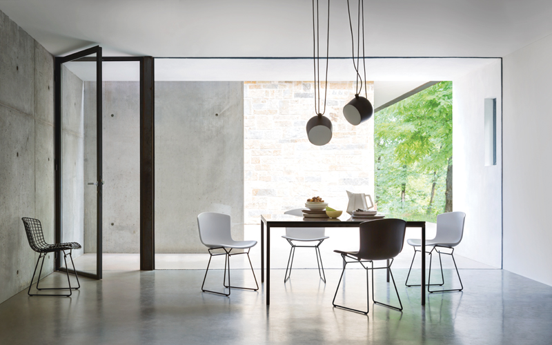 Esszimmer mit Bertoia Plastic Side Chairs von Knoll International, moderne Design Stühle.