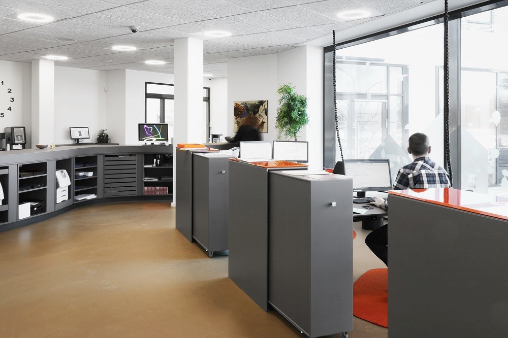 Modernes Büro mit Montana Cargo Modul Schrank-System in Grau, flexible Büromöbel für stilvolle Arbeitsplätze.