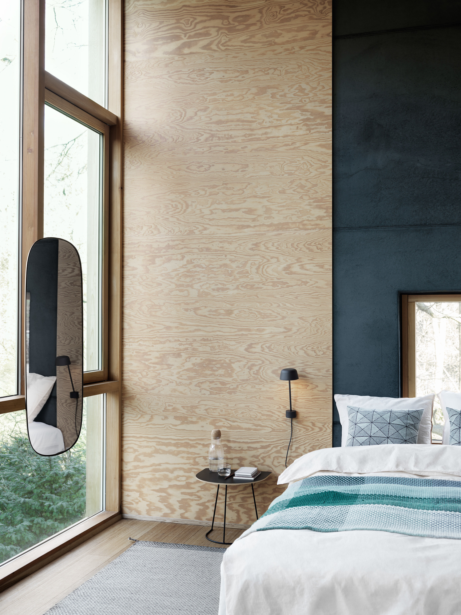 Schlafzimmer mit Muuto Airy Coffee Table als Nachttisch, minimalistisch und modern eingerichtet.