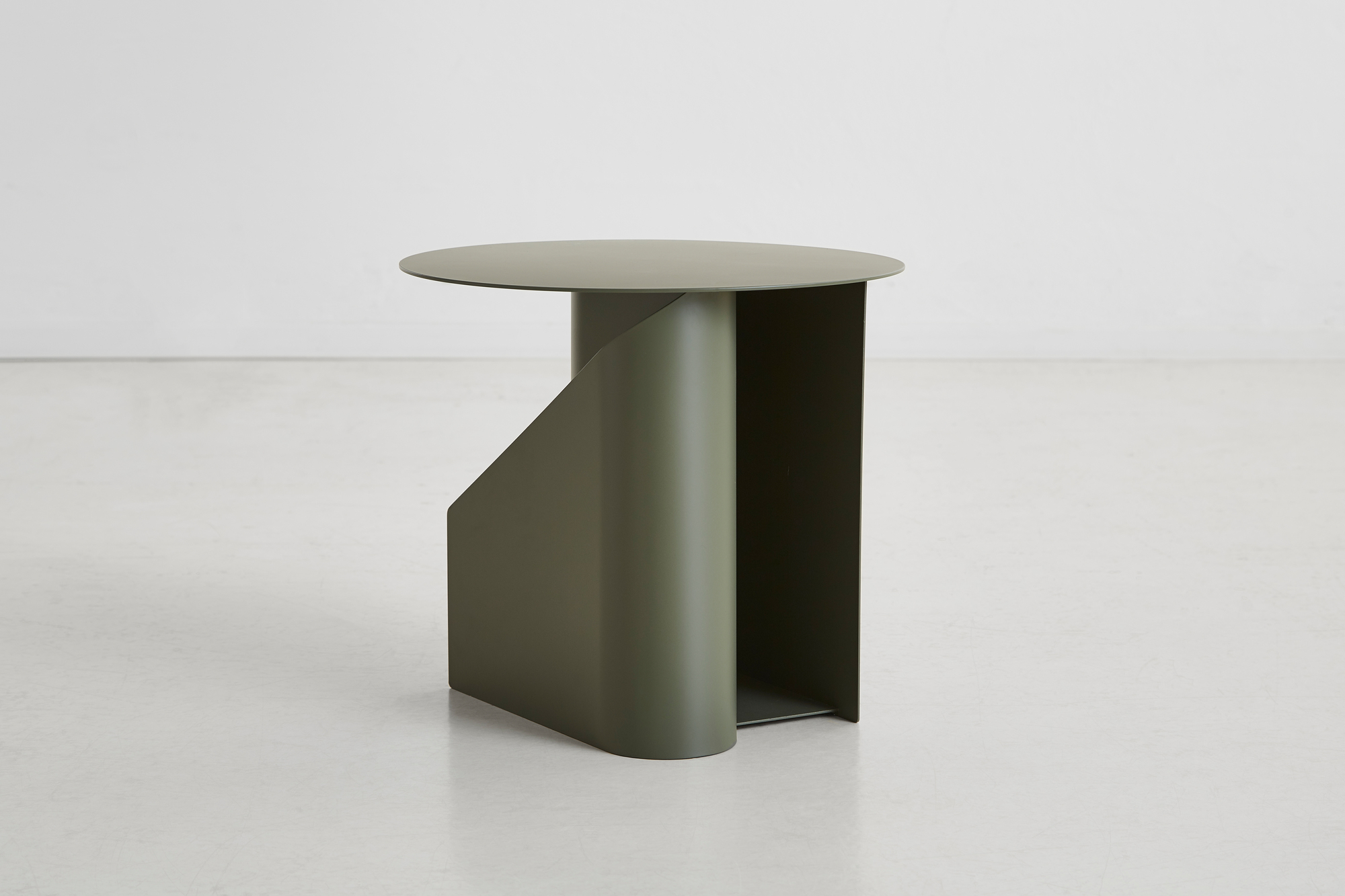 Sentrum Beistelltisch von Woud in Olivgrün: Moderner, minimalistischer Metalltisch für Wohnzimmer und Schlafzimmer.