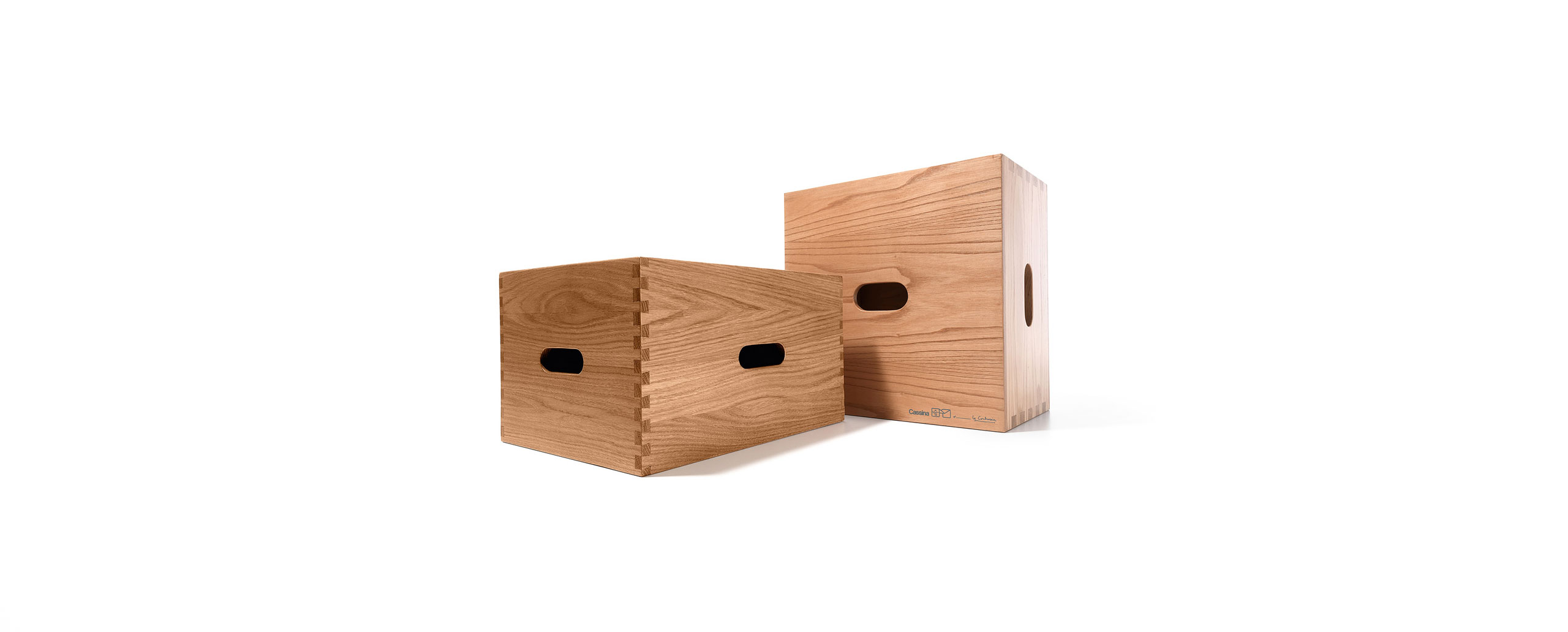 LC14 Tabouret Cabanon Hocker von Cassina aus Kastanienholz, naturfarben, mit Griffmulden.