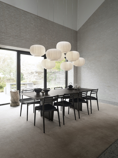 Esstisch mit Vipp Paper Pendant Pendelleuchten in Eiche Dunkel, moderne Hängeleuchten für Esszimmer und Wohnraum.