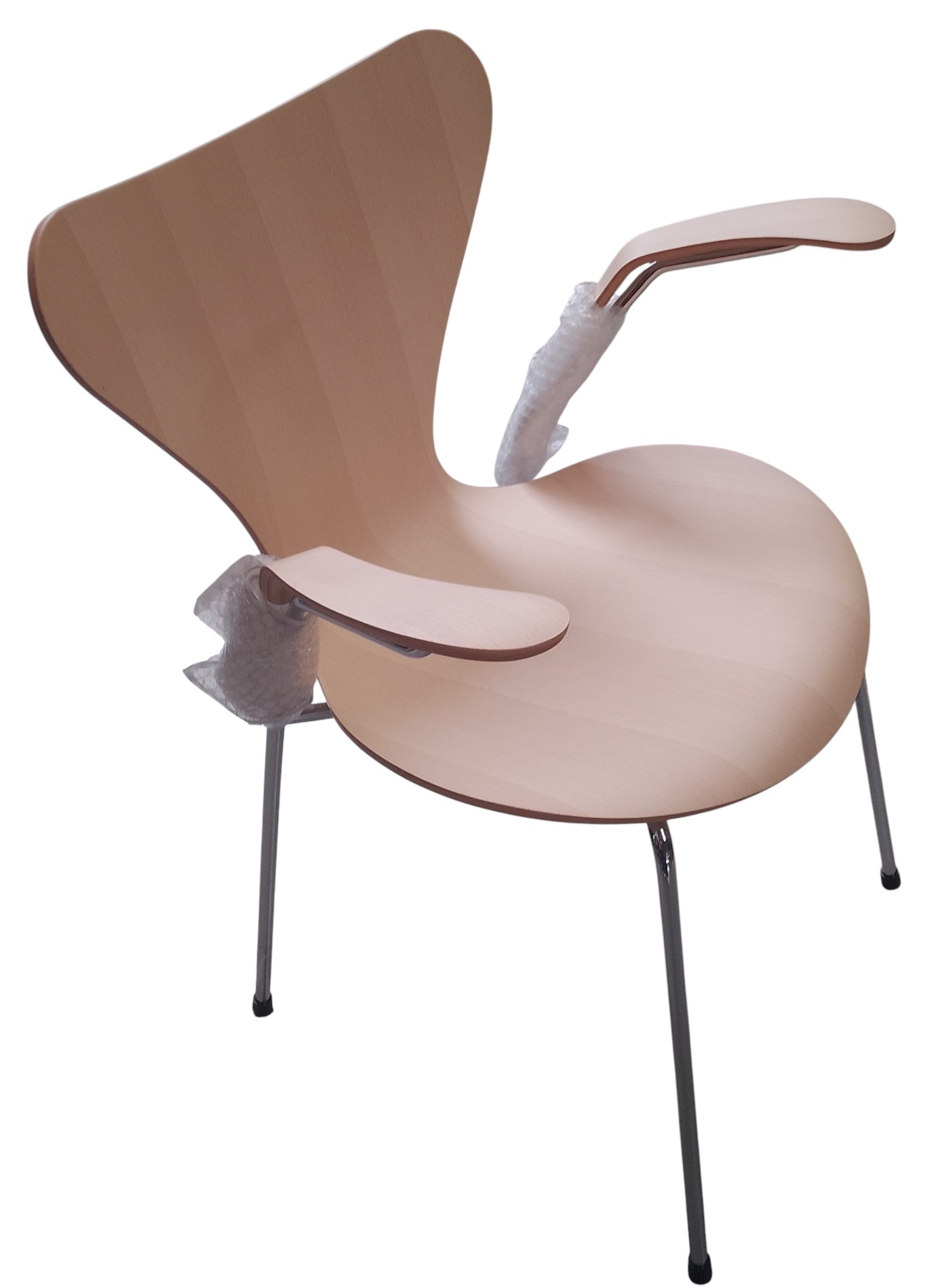 Siebener Armlehnenstuhl mit Buchenfurnier und verchromten Beinen von Fritz Hansen, ein moderner Designklassiker.