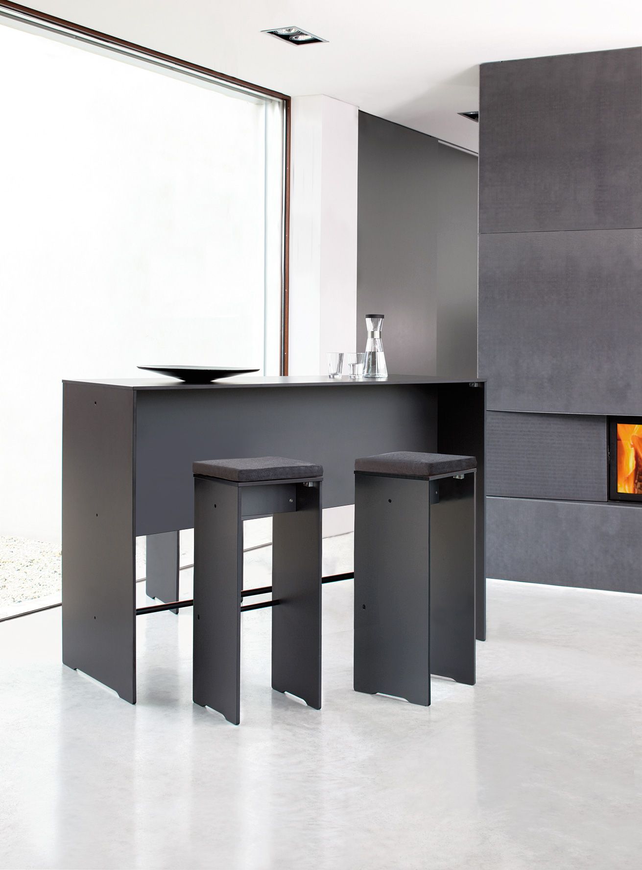 Riva Bar von Conmoto mit zwei Barhockern in modernem Ambiente, dunkles Design.