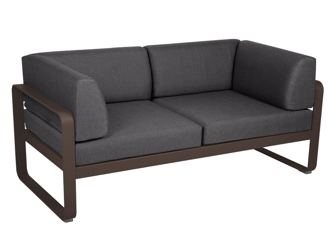 Graues Bellevie 2-Sitzer Outdoor Sofa von Fermob mit braunem Aluminiumrahmen für Terrasse und Garten.