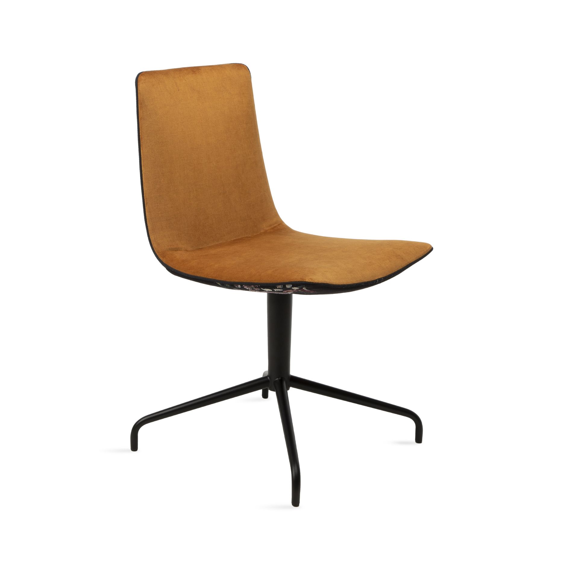 Amelie Basic Stuhl von Freifrau Manufaktur, brauner Polsterstuhl mit schwarzem Metallfuß für Esszimmer und Wohnbereich.