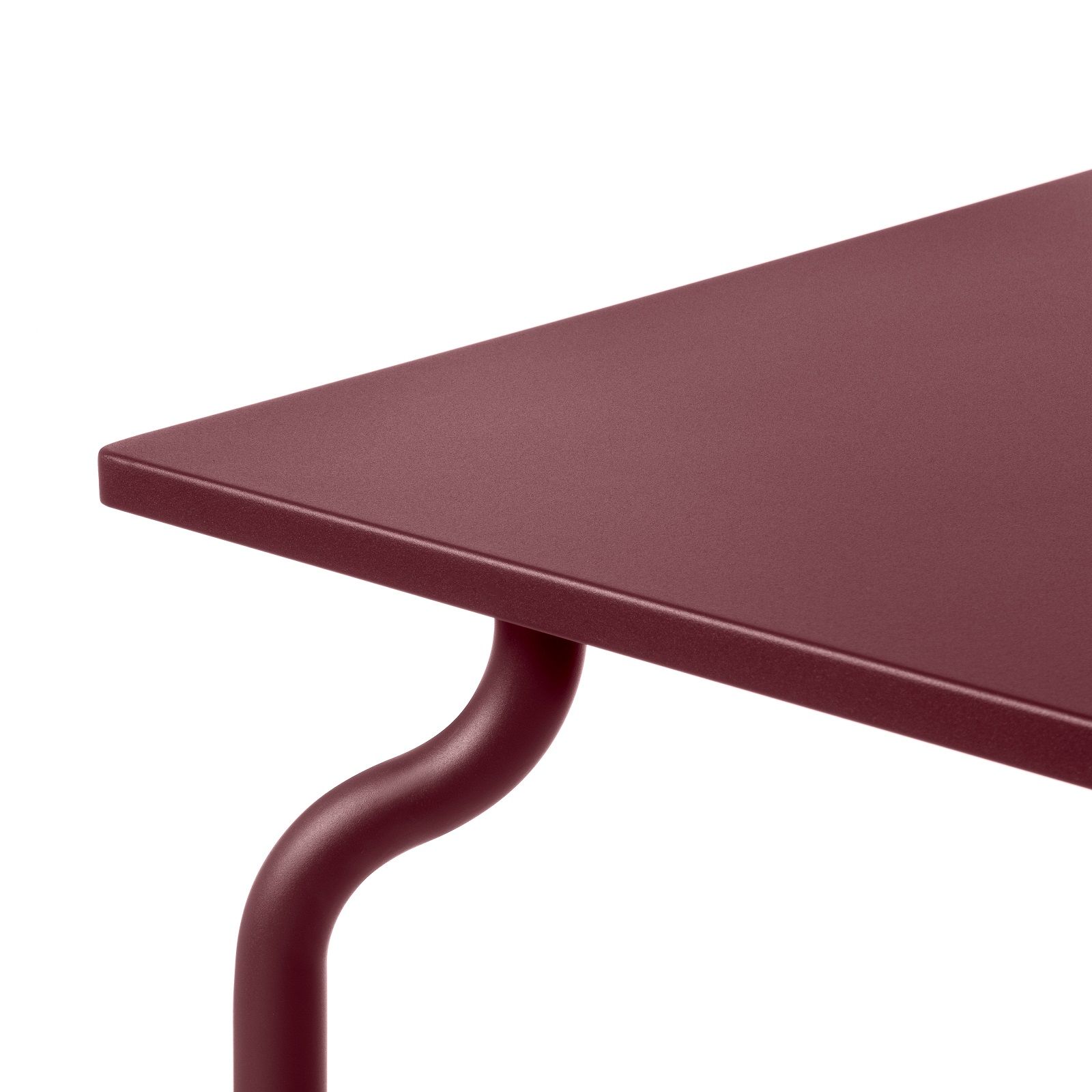 Detailaufnahme des South Outdoor Couchtischs von Magis in Bordeauxrot mit Tischplatte und gebogenem Bein.
