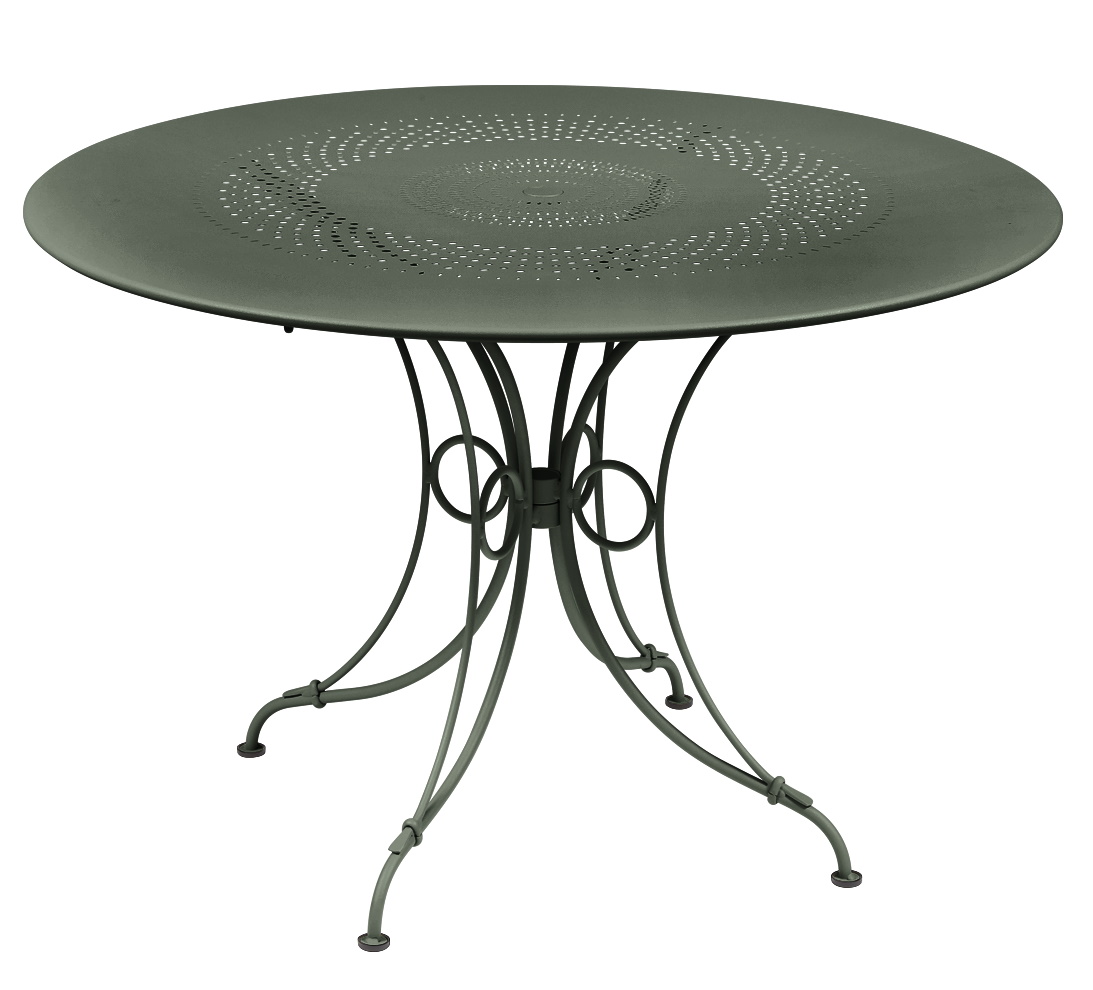Fermob 1900 Gartentisch, runder Outdoor-Tisch mit durchbrochener Tischplatte und filigranem Metallgestell in Moosgrün.