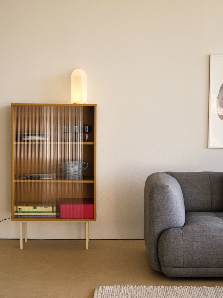 Nahaufnahme der Parade Table Lamp Tischleuchte von Hay auf einem Holzschrank im Wohnzimmer.