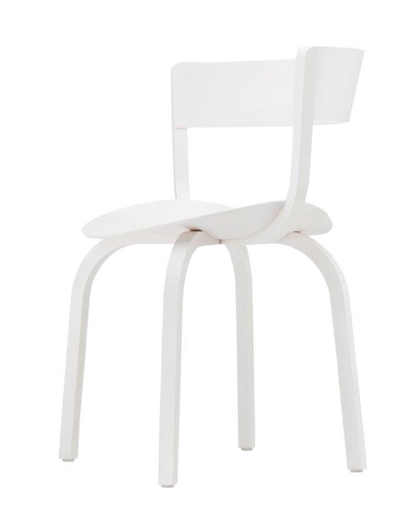 Weißer 404 Stuhl von Thonet: Moderner Holzstuhl mit geschwungenen Beinen und Rückenlehne. Designklassiker für Esszimmer und Büro.