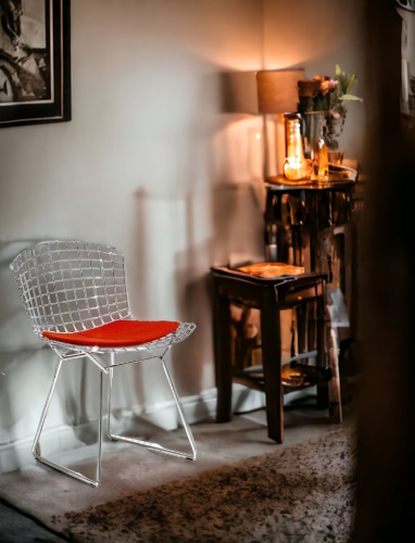 Bertoia Stuhl mit rotem Sitzkissen von Knoll International, Designklassiker aus verchromtem Stahl.