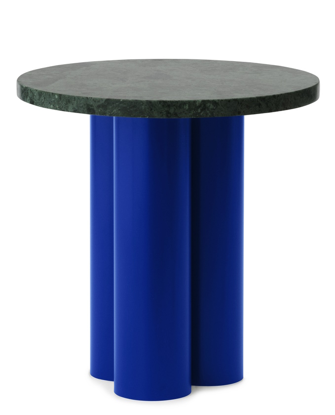 Dit Coffee Table Beistelltisch von Normann Copenhagen mit runder, grüner Marmorplatte und blauem, zylindrischem Fuß.