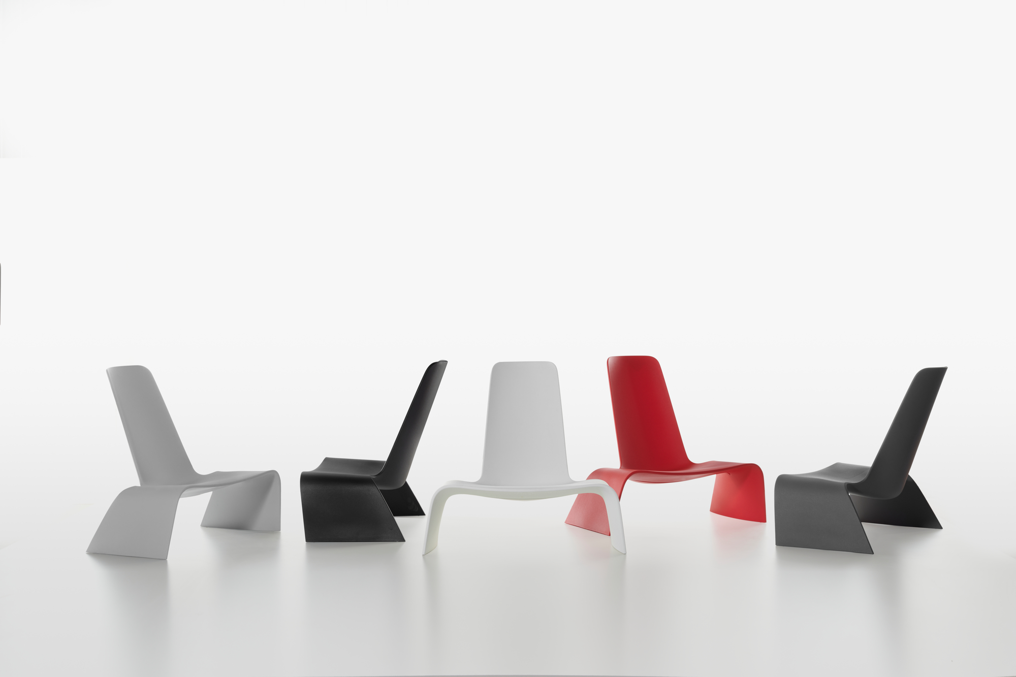Mehrfarbige Land Lounge Sessel von Plank, moderne Designermöbel für Wohnzimmer und Garten.