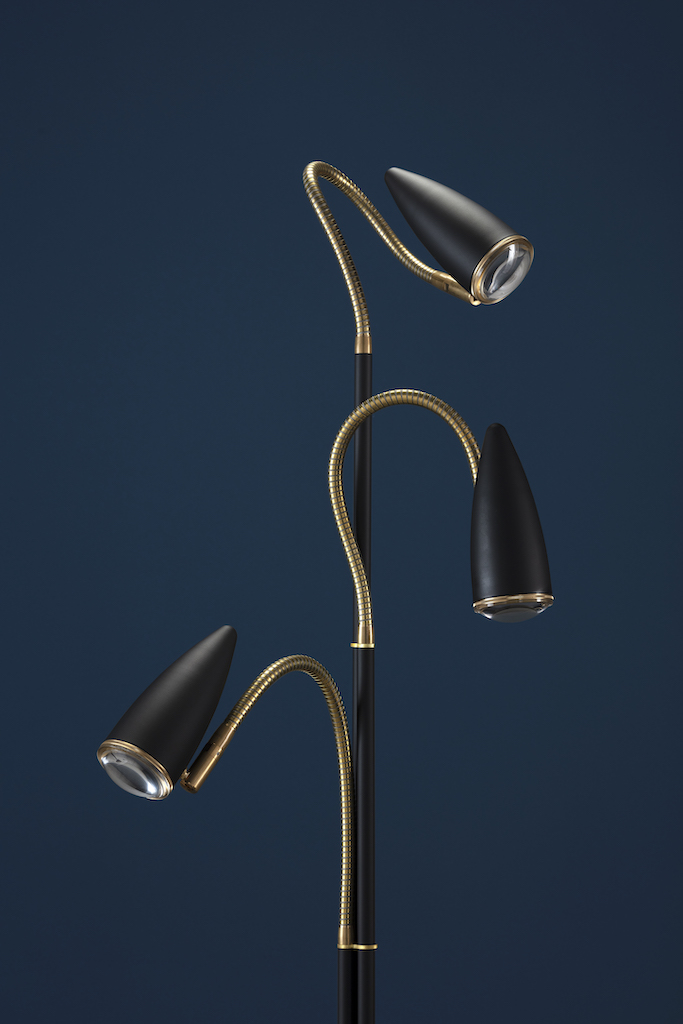 CicloItalia Stehleuchte von Catellani & Smith: Schwarze Lampe mit drei flexiblen, goldenen Leuchtenarmen.
