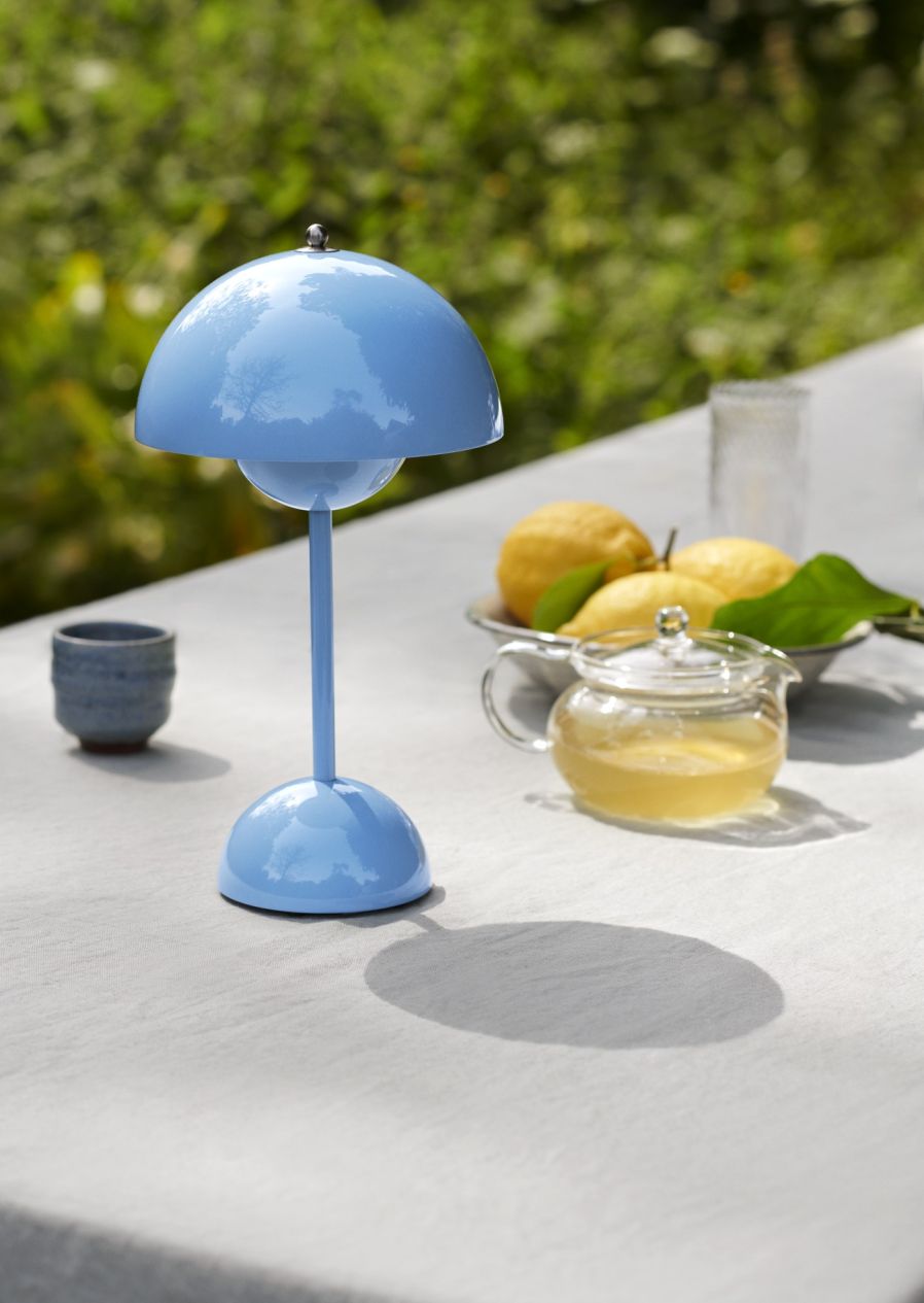 Nahaufnahme einer blauen Tischleuchte mit Pilzdesign, ideal als dekorative Lampe für den Innen- und Außenbereich.