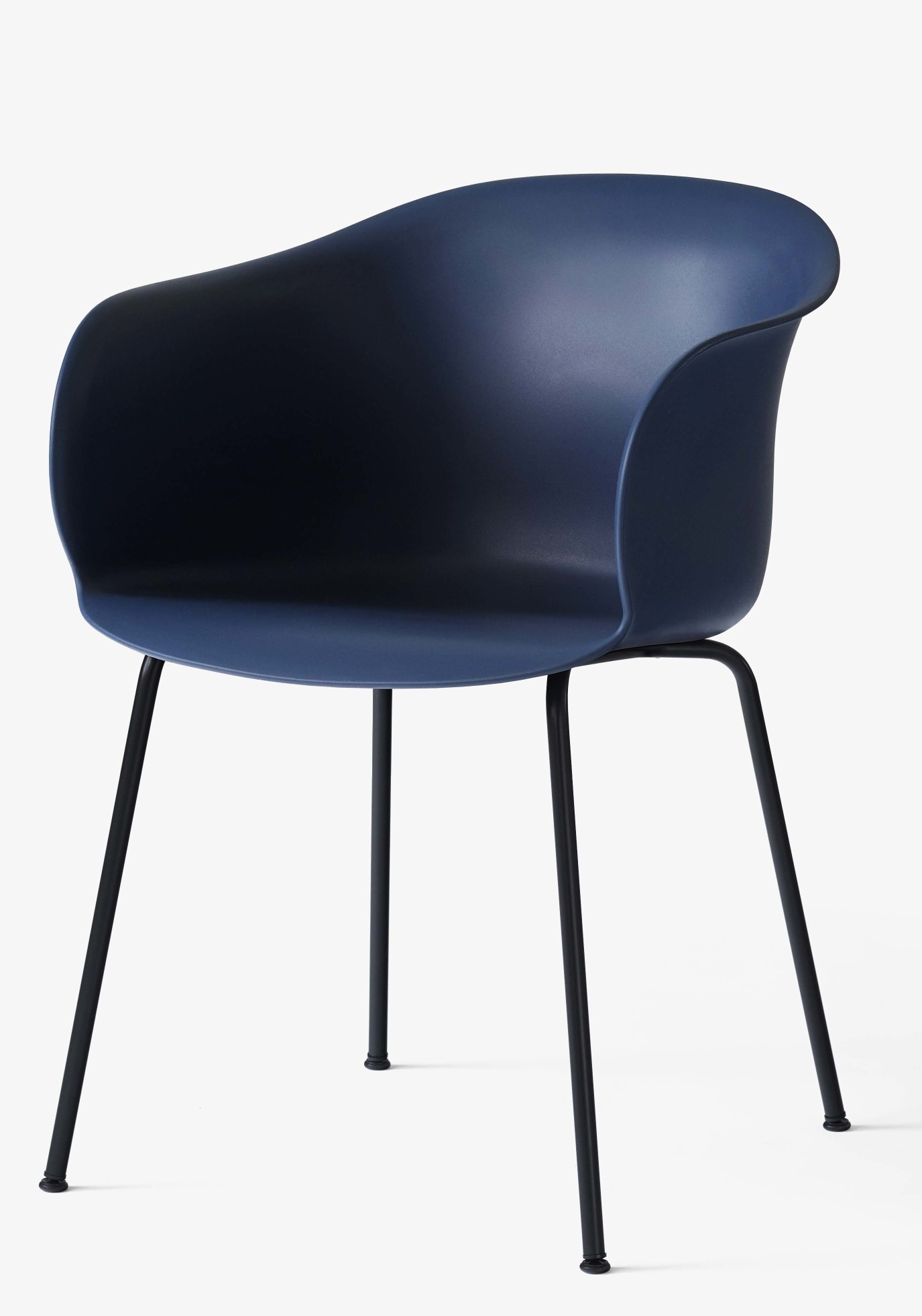 AndTradition Elefy Sessel JH28 in Blau mit schwarzem Metallgestell, moderner Lounge Chair für Wohnzimmer.