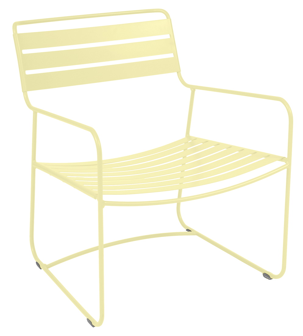 Gelber Surprising Sessel von Fermob für den Außenbereich, moderner Metallstuhl mit Armlehnen und Lattenmuster.
