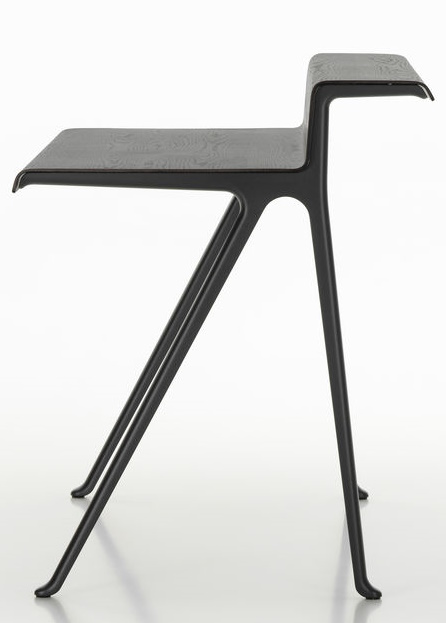 Schwarzer Courier Schreibtisch von Vitra, minimalistisches Design mit drei Beinen, ideal für moderne Arbeitsbereiche und Homeoffice.