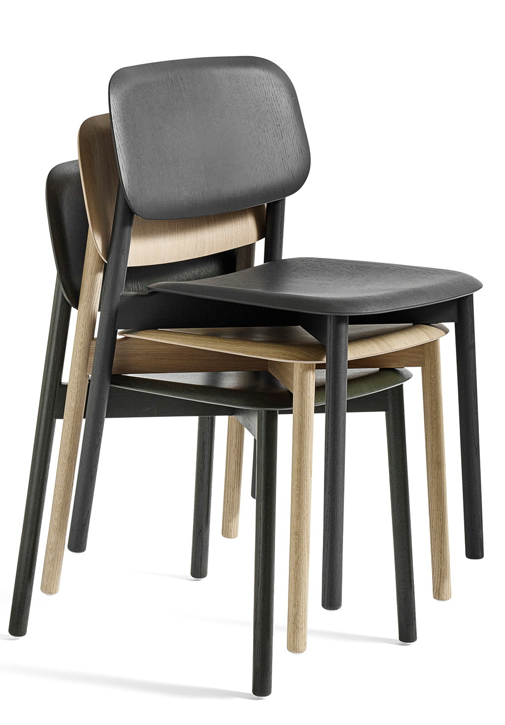 Drei Hay Soft Edge 60 Stühle in Schwarz und Naturholz gestapelt, modernes Design für Esszimmer.