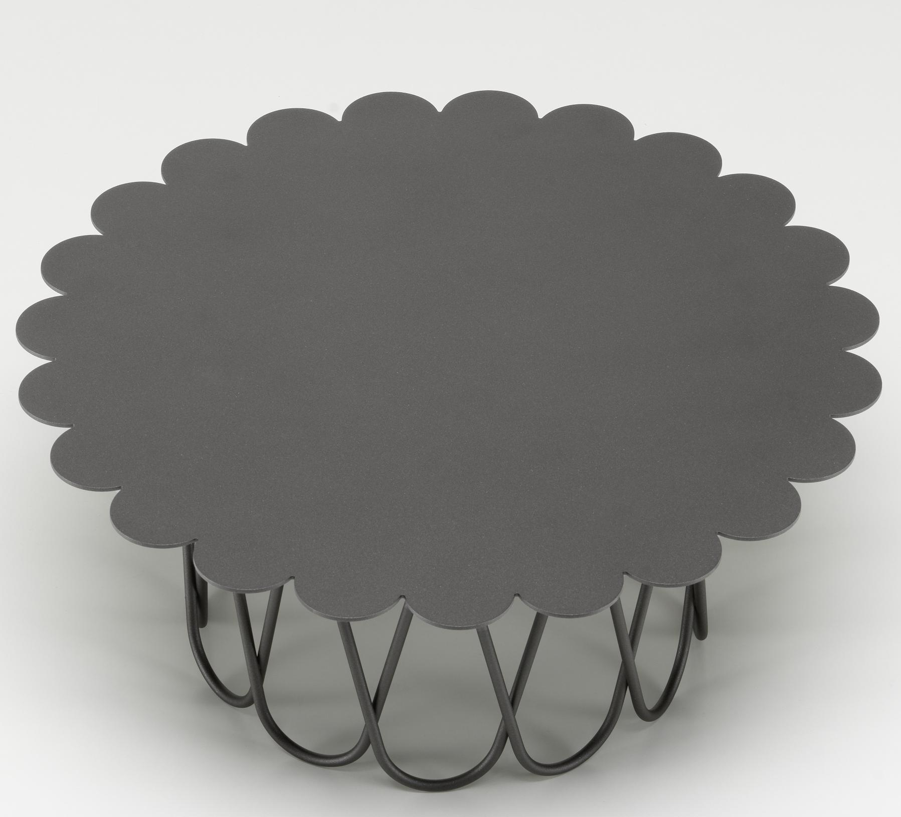 Grauer Flower Table Tisch von Vitra mit blütenförmiger Tischplatte und filigranem Metallgestell.