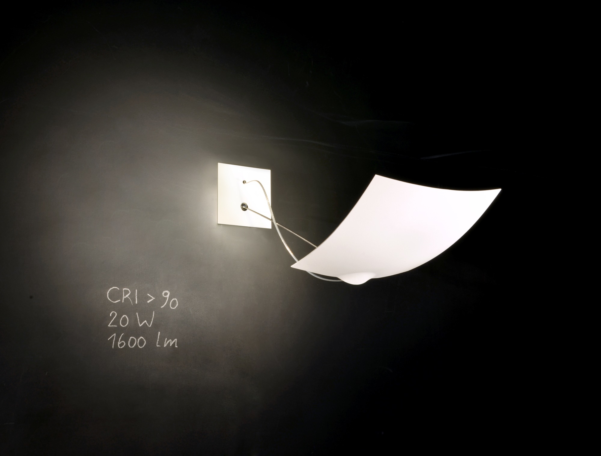 Moderne LED Wandleuchte von Ingo Maurer, abstraktes Design mit weißem Lampenschirm an dunkler Wand.