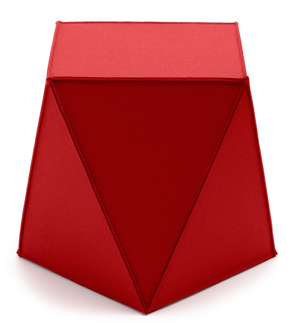 Roter Brilli Sitzhocker von HEY-SIGN by BWF Group, moderner Filzhocker in geometrischer Form.