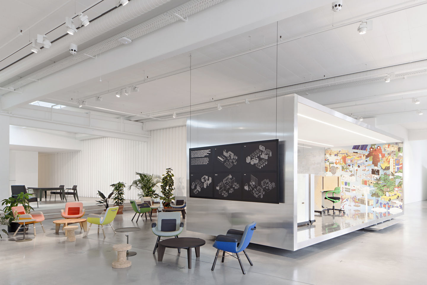 Ausstellungsraum mit verschiedenen East River Chair Sesseln von Vitra in lebendigen Farben und Designs.