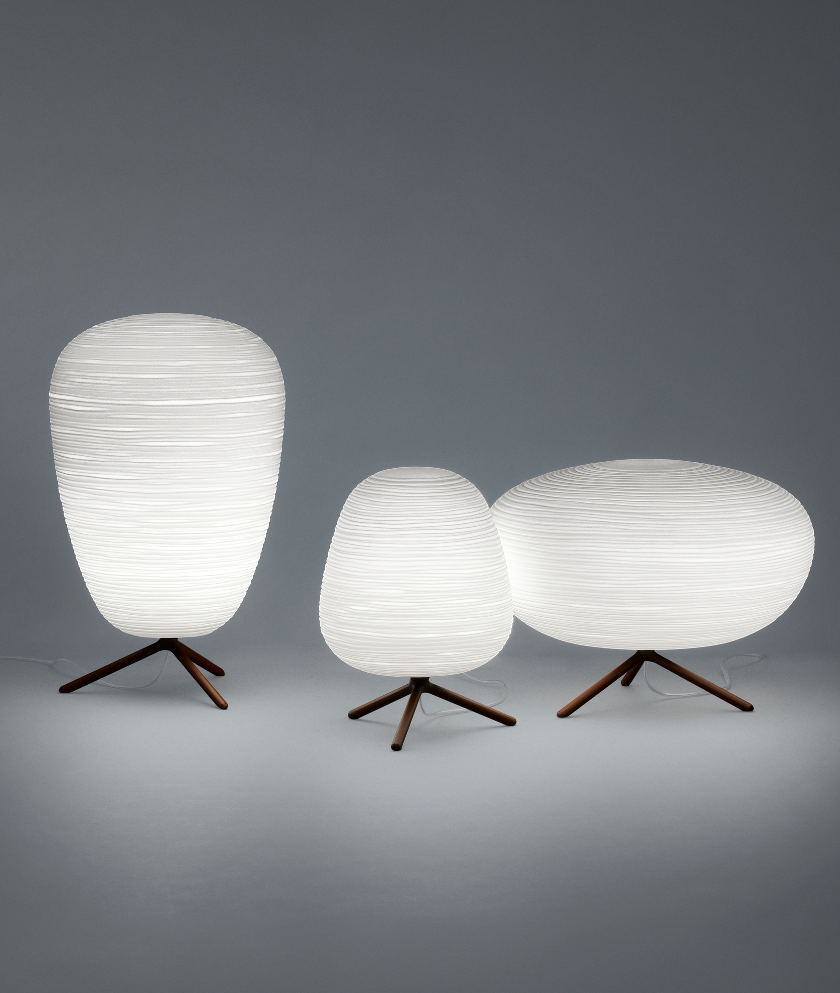 Drei Rituals Tischleuchten mit weißem Lampenschirm und Holzfuß, modernes Design für Wohnzimmer.