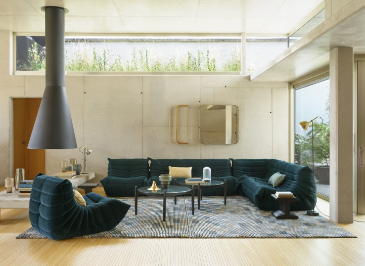 Togo Sofa von ligne roset, 3-Sitzer in Petrol-Grün, modernes Wohnzimmer mit Designermöbeln.