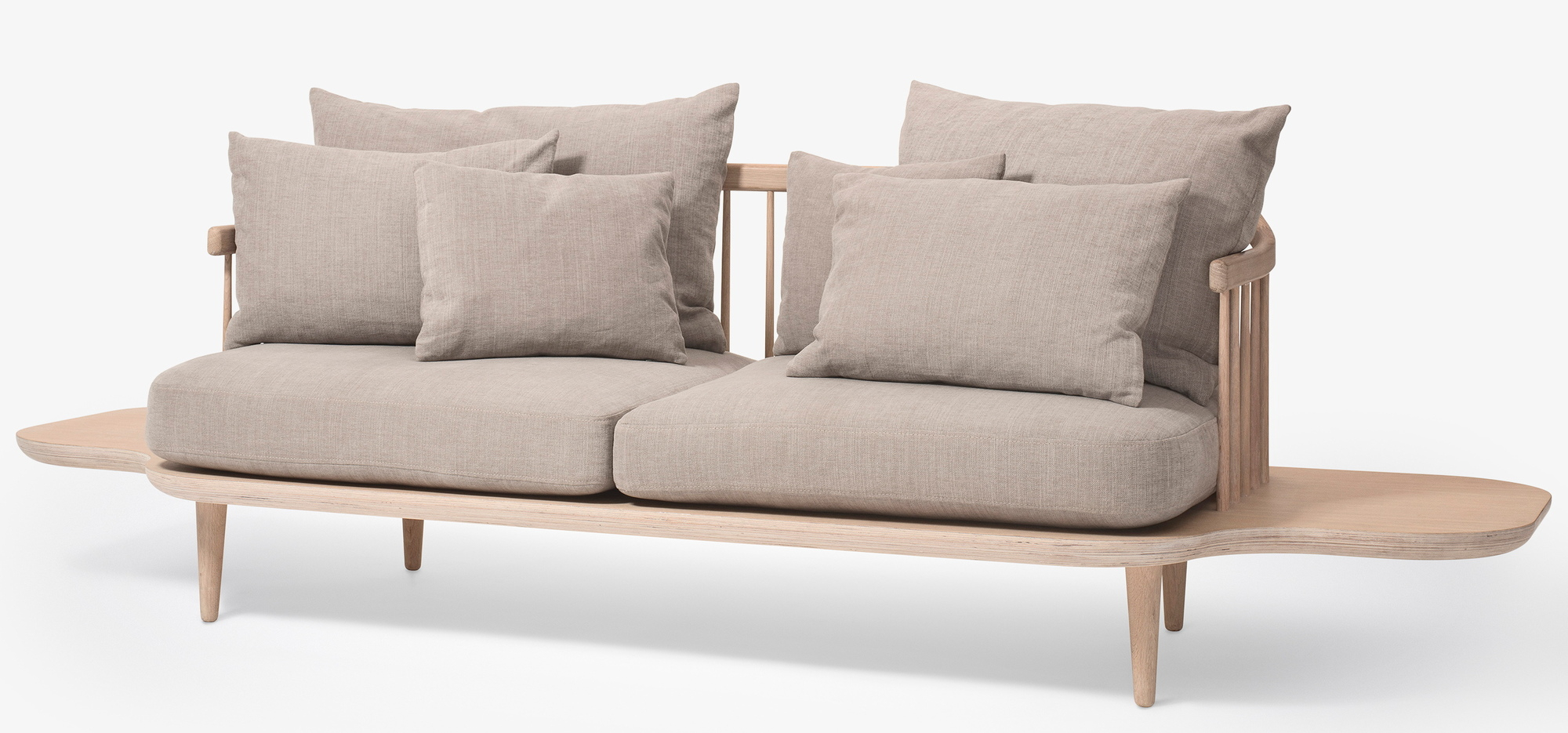 Fly Lounge Sofa 2-Sitzer von AndTradition, helles Holzgestell mit beigen Polsterkissen, modernes skandinavisches Design.