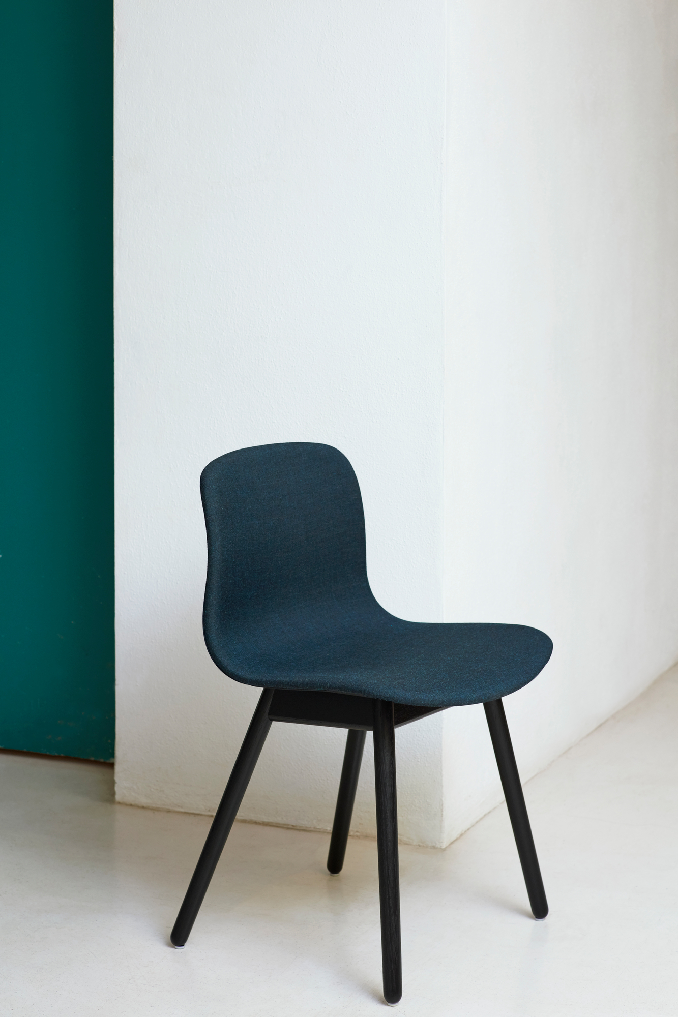 Blauer About A Chair AAC13 Stuhl von Hay mit schwarzem Holzgestell und Vollpolsterung.
