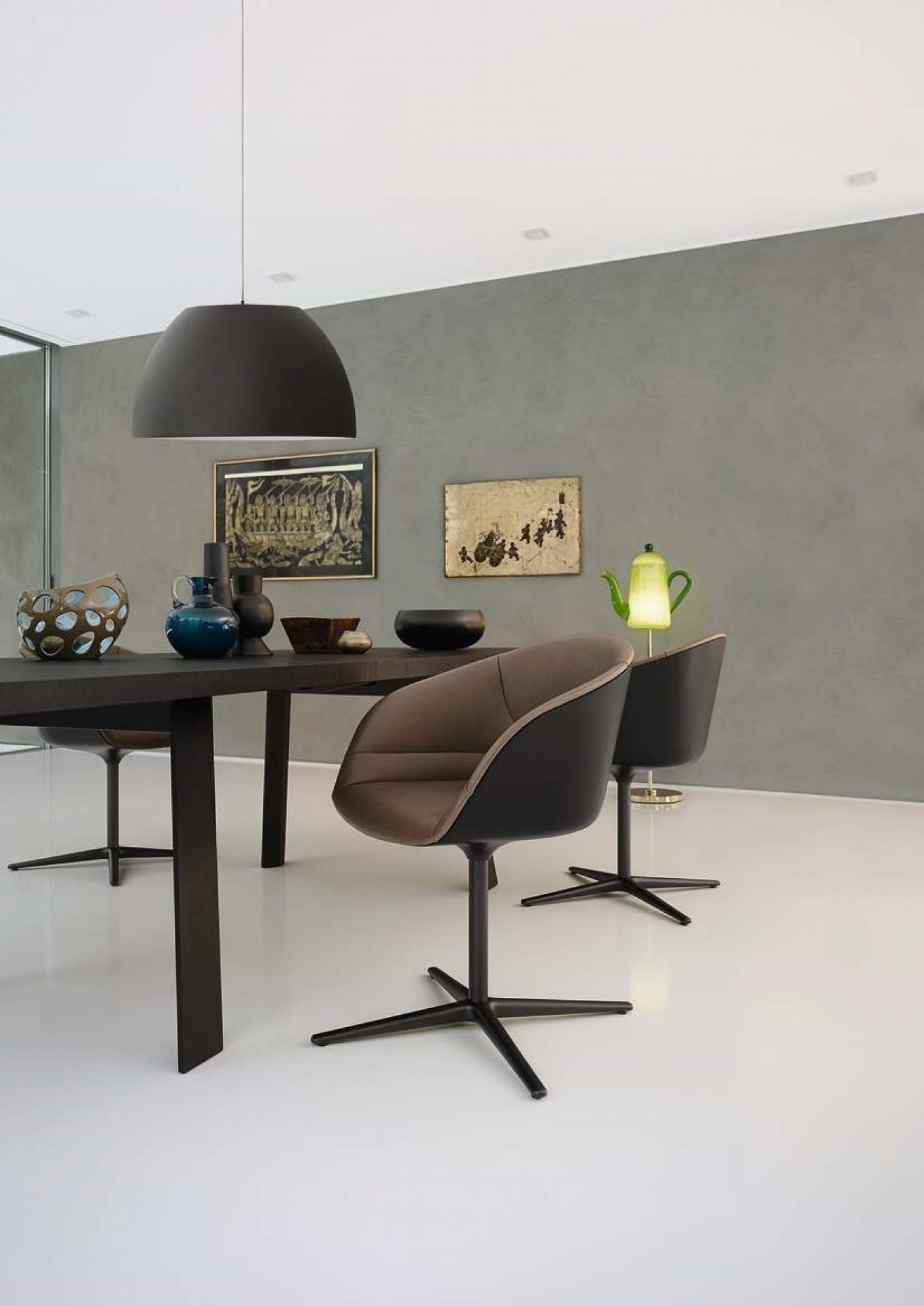 Esstisch mit braunen Design Stühlen und schwarzer Hängelampe. Moderne Esszimmer Einrichtung für stilvolles Wohnen.