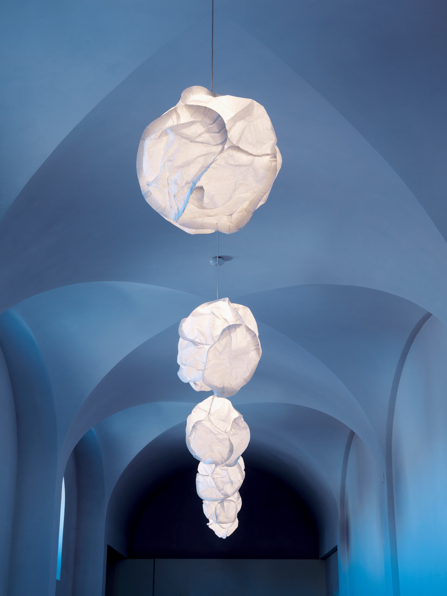 E27 Cloud Pendelleuchte Belux: Mehrere weiße Wolken-Lampen hängen in einem blauen Gewölbe. Design Hängelampe.