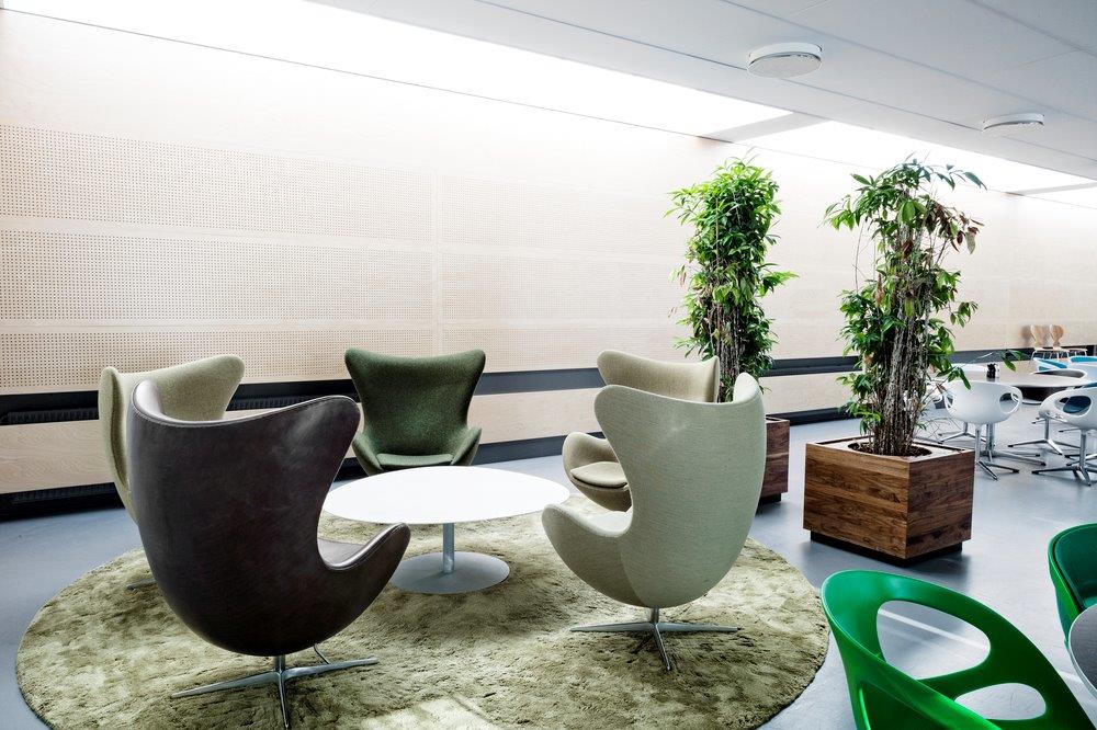 Mehrere Egg Chairs von Fritz Hansen um einen runden Tisch auf einem Teppich.