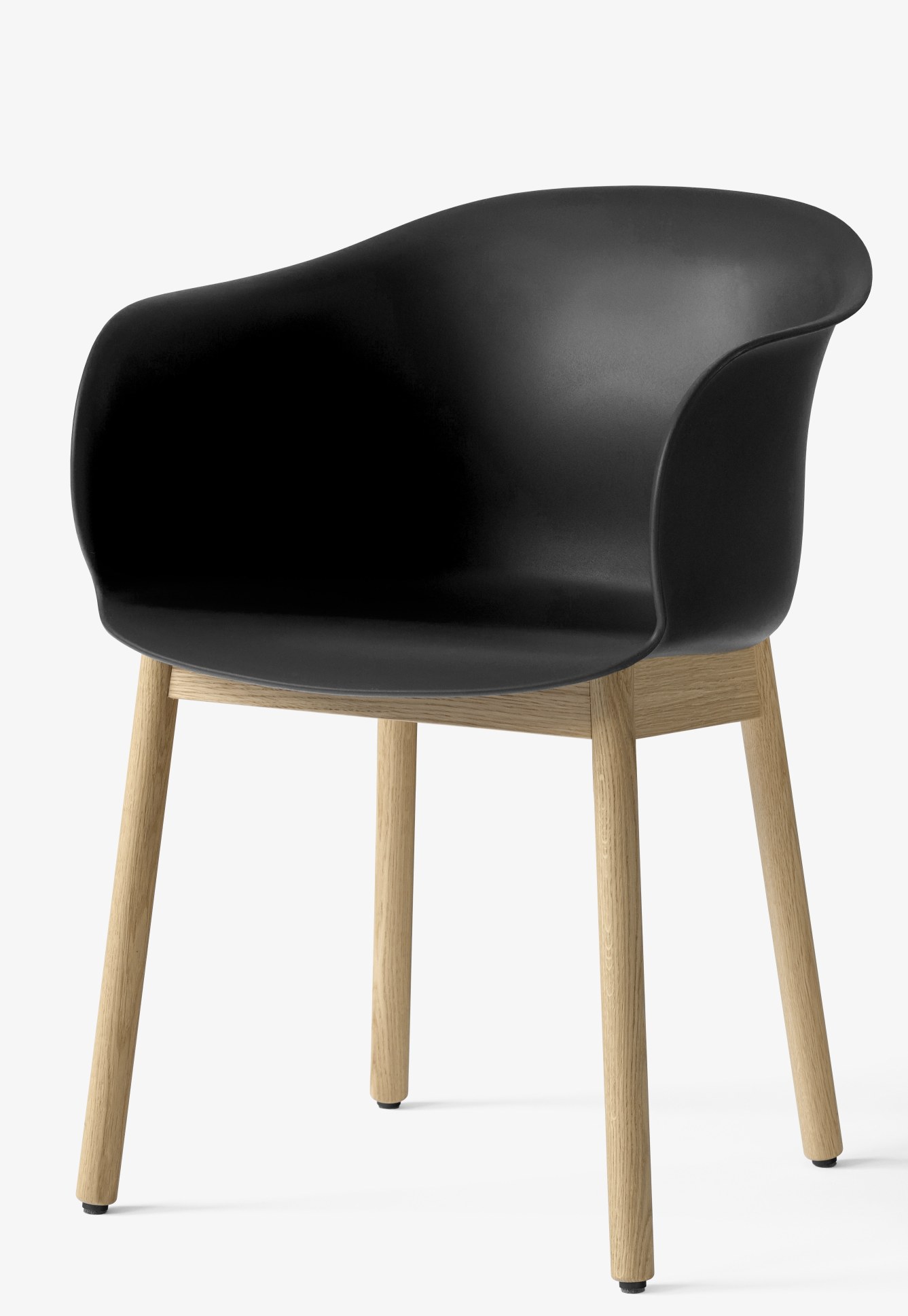 Eleganter Elefy Lounge Sessel JH30 von AndTradition mit schwarzer Sitzschale und hellem Holzgestell.