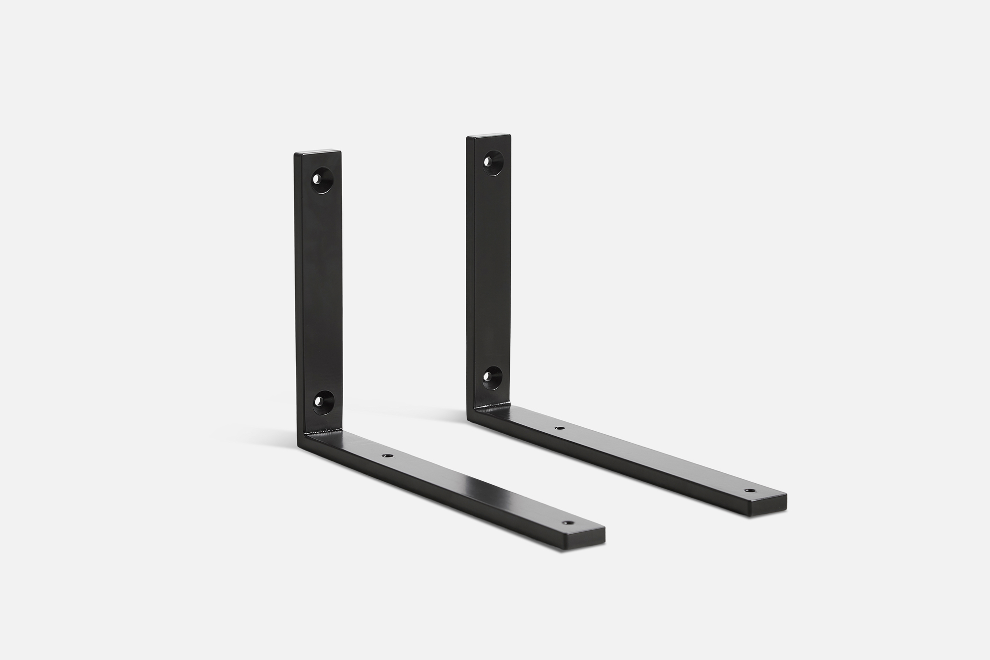 Schwarze, wandmontierte Winkel für das Array Low Sideboard von Woud, zur Befestigung von Regalen.