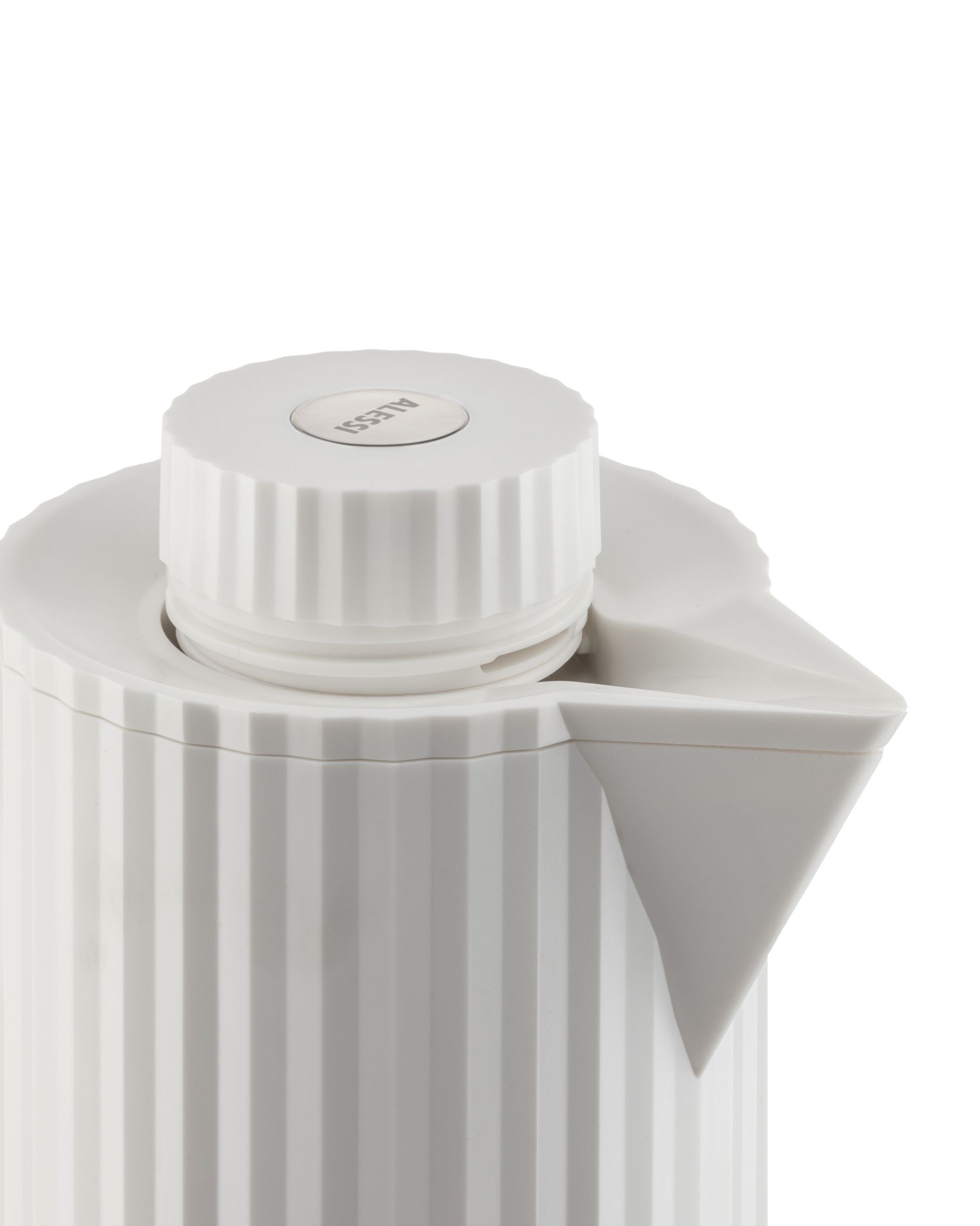 Detailaufnahme der weißen Alessi Plissé Isolierkanne MDL12 mit gerippter Oberfläche und Ausgießer.