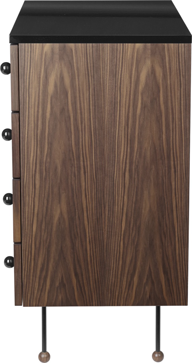 Gubi Kommode 62 Dresser aus Nussbaumholz mit schwarzer Platte und runden Griffen.