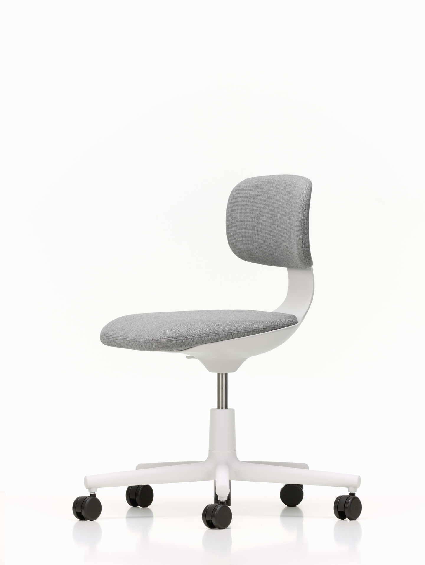 Vitra Rookie Bürodrehstuhl mit grauem Stoffbezug, weißem Fußkreuz und Rollen vor neutralem Hintergrund.