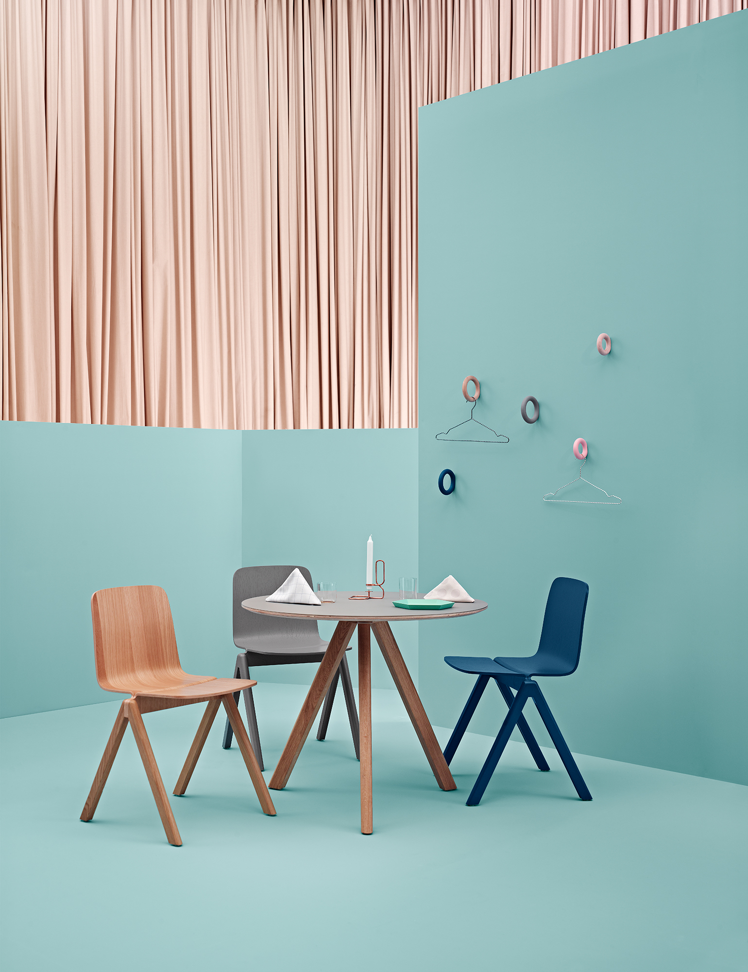 Copenhague Table CPH 20 Stehtisch von Hay mit Stühlen in modernem, minimalistischem Design für Esszimmer und Küche.