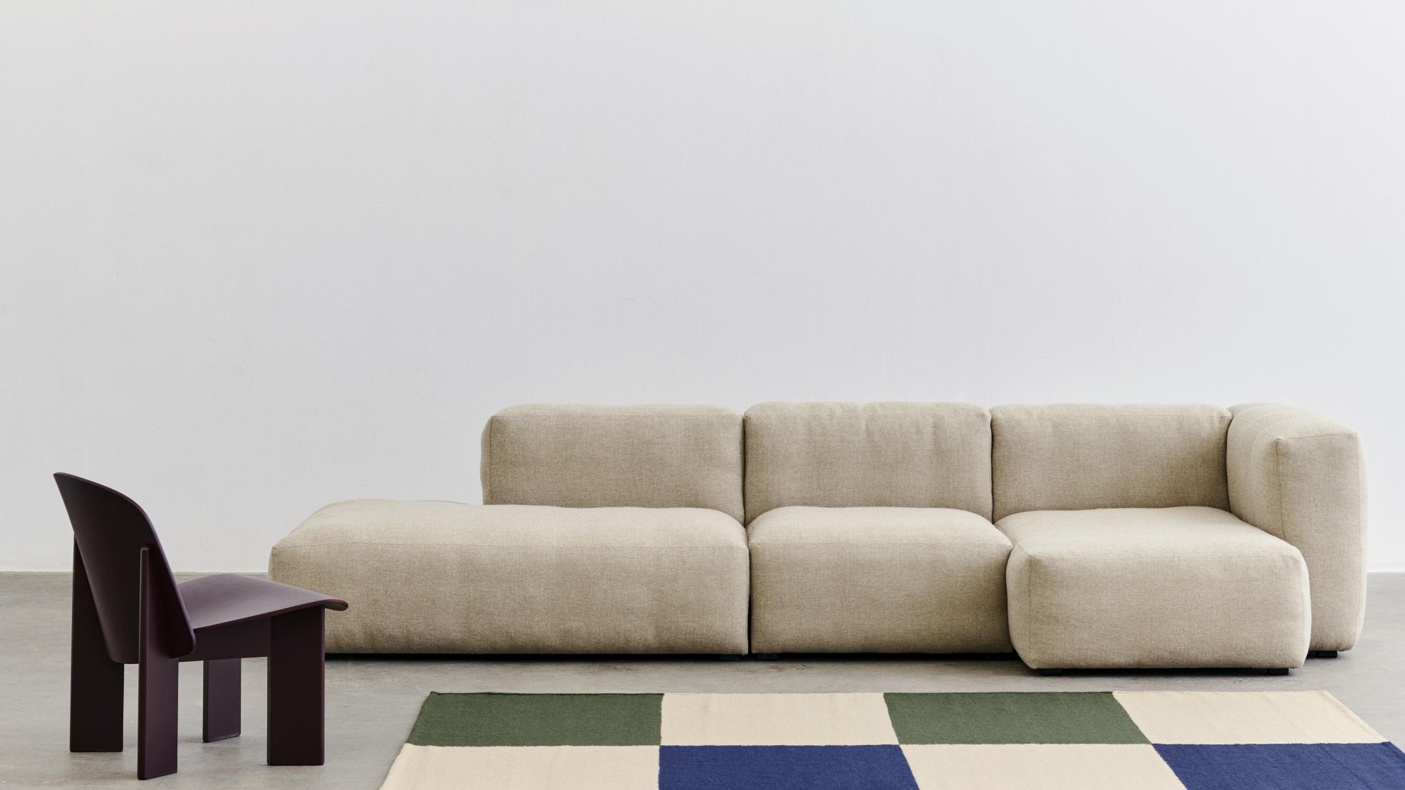 Beige Mags Soft Sofa 2,5-Sitzer mit Armlehne rechts und Stuhl im minimalistischen Wohnzimmer.