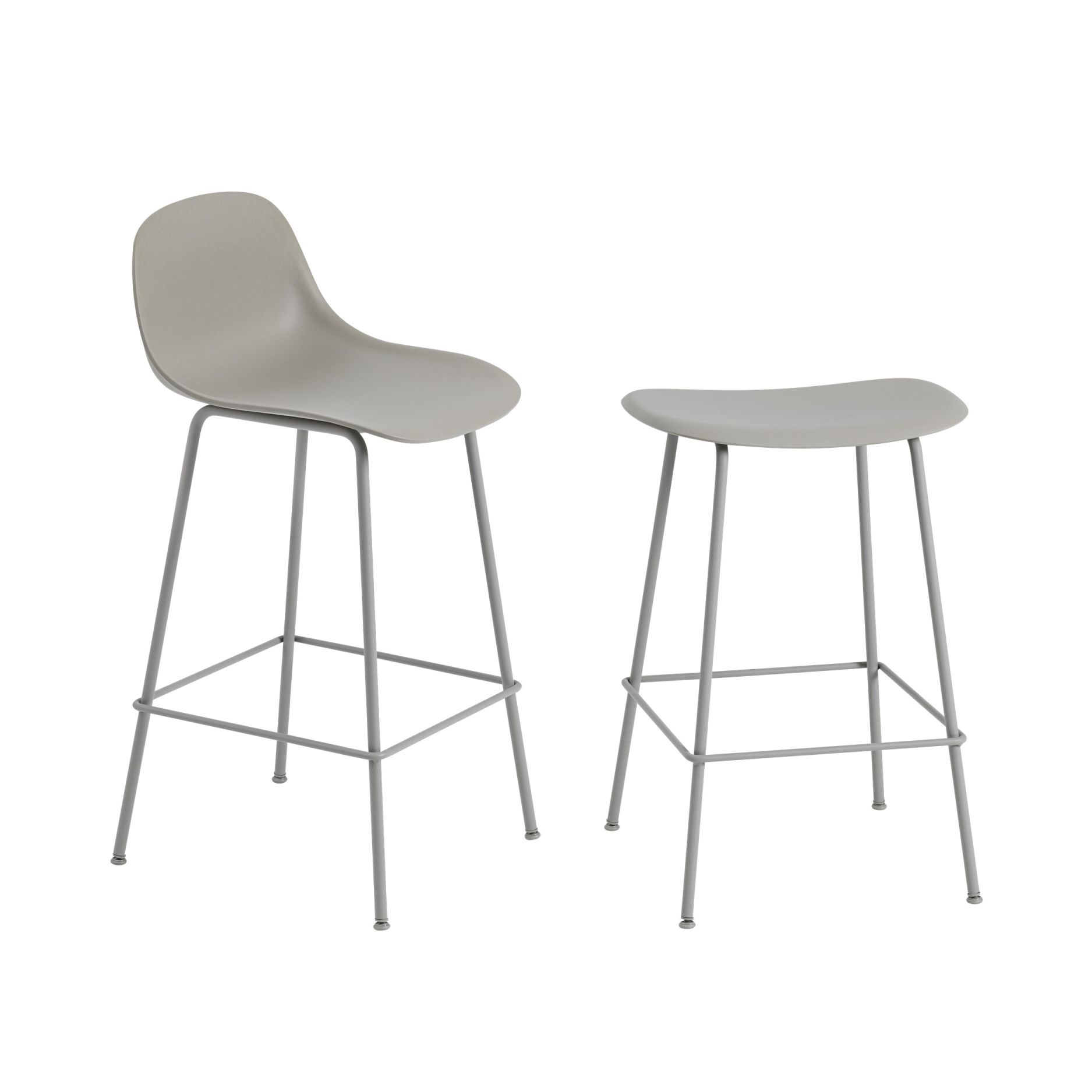Muuto Fiber Counter Stool Barhocker mit Rückenlehne und ein Barhocker ohne Rückenlehne in Grau.