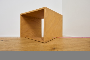 Tojo Cube Nachttisch aus hellem Holz, minimalistisches Design für Schlafzimmer und moderne Einrichtung.