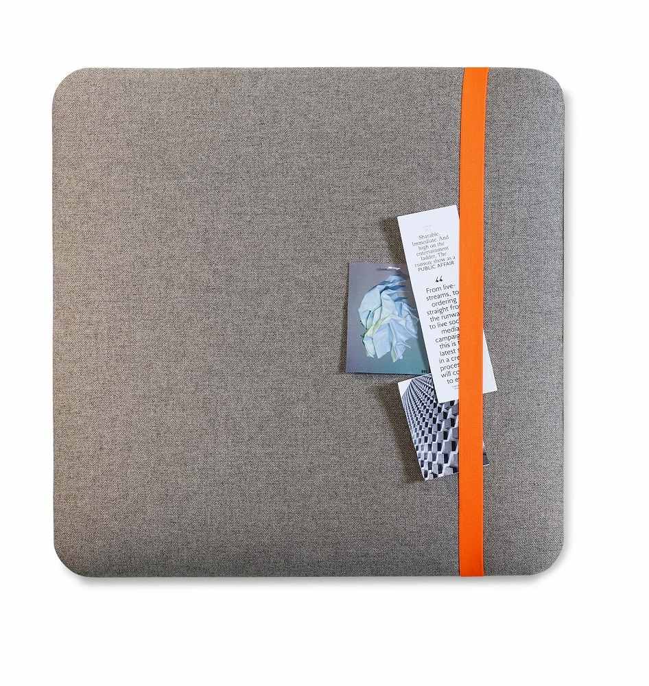 Graues Cascando Pillow Wall Wandpaneel mit orangefarbenem Band und angehefteten Notizen, Pinnwand für Büro.