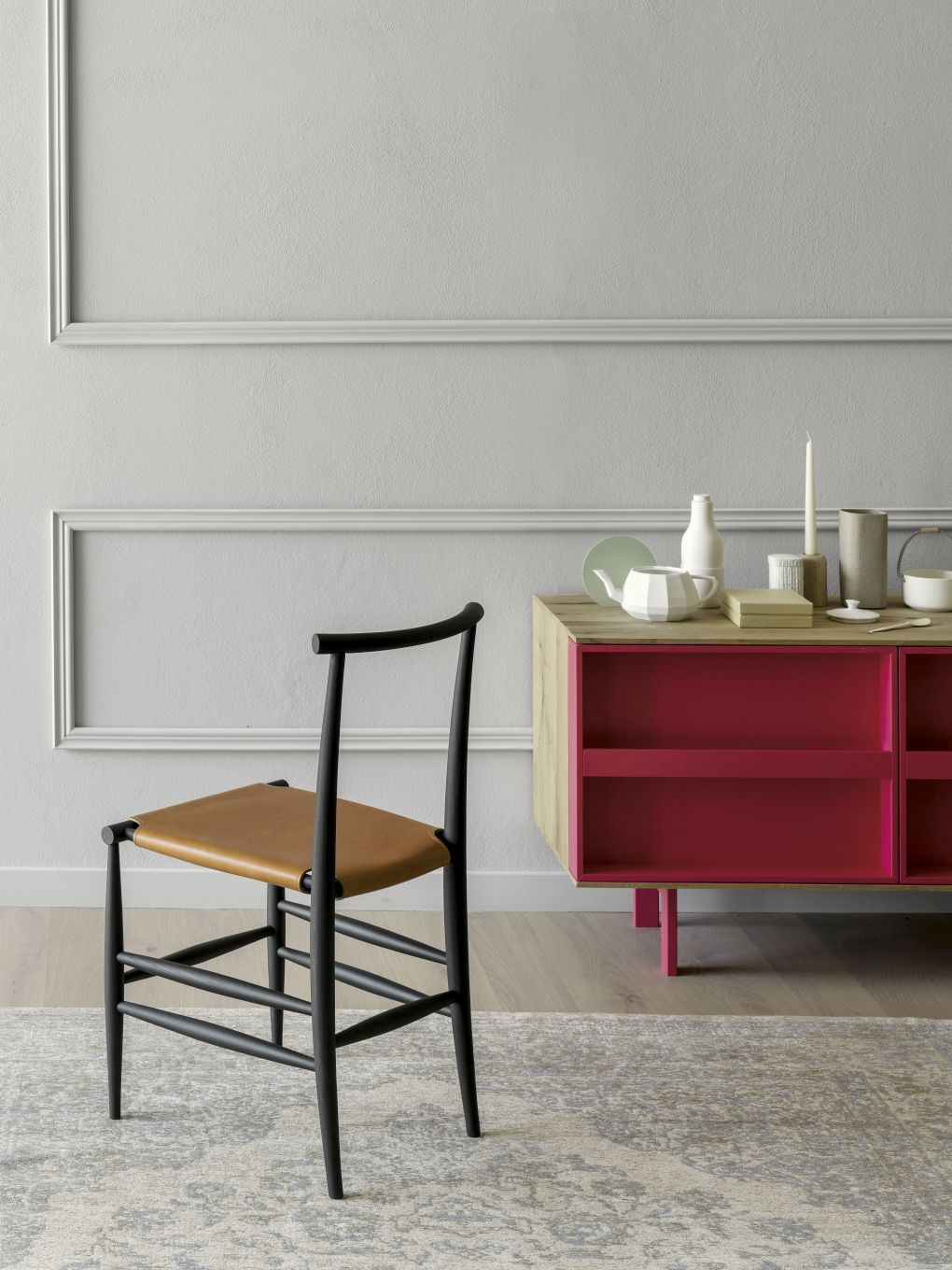 Pelleossa Stuhl mit schwarzem Holzgestell und naturfarbenem Ledersitz von Miniforms. Designstuhl im Interieur.