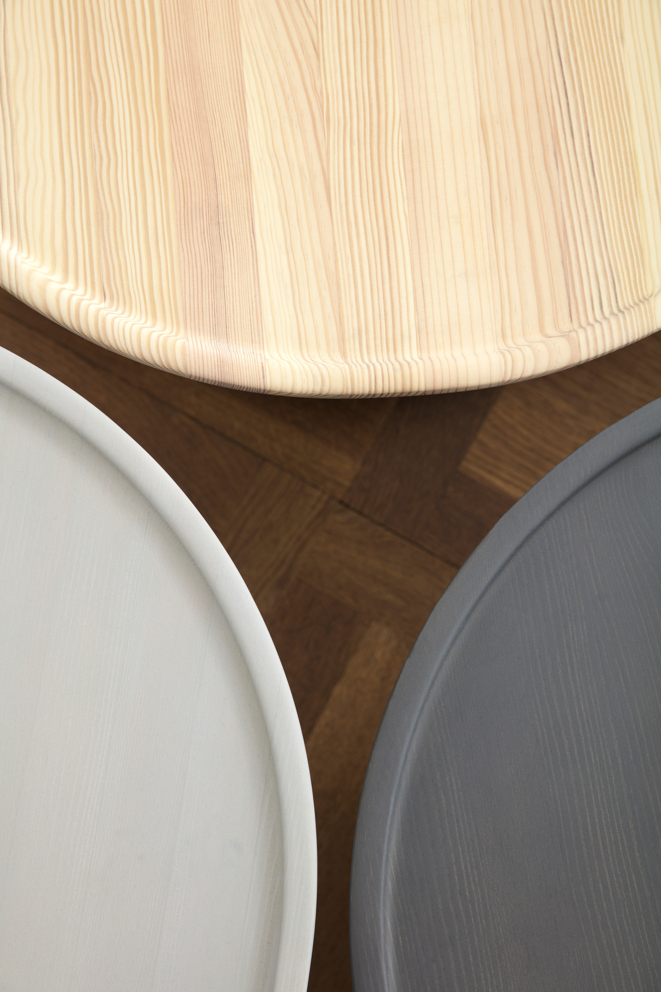 Drei Pine Table Beistelltische von Normann Copenhagen in Holz natur, grau und weiß von oben.
